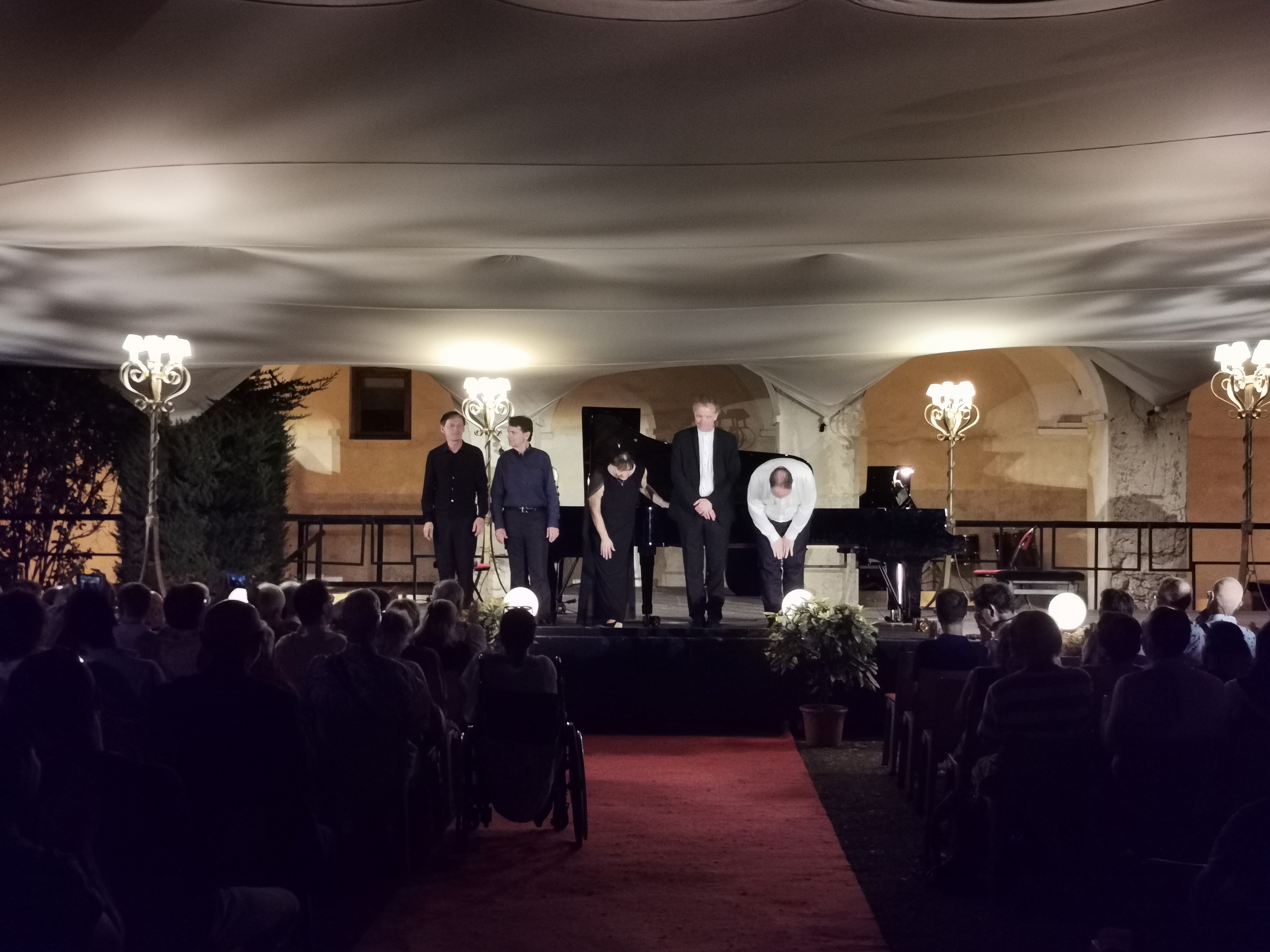 SCENE CLOITRE TAPIS ROUGE IMG_20230801_230311_1.jpg
